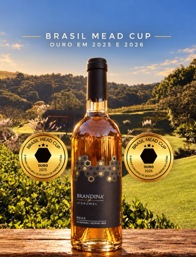 Hidromel Brandina Villa Santa Maria com as medalhas de ouro Brasil Mead Cup 2025 e 2026 nos vinhedos