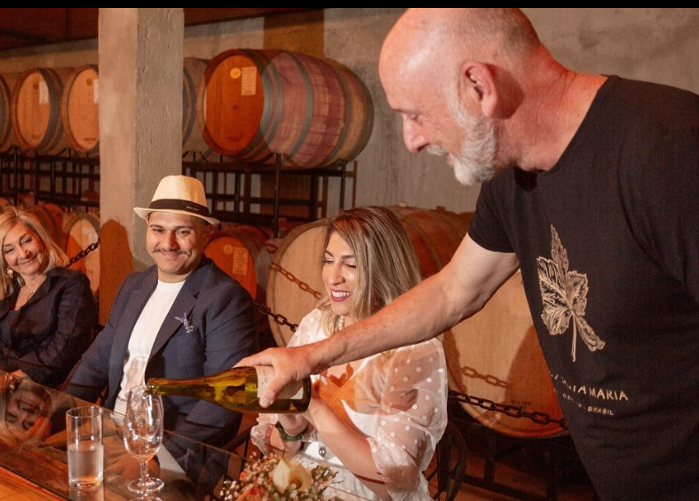Degustação de vinhos na sala de barris da vinícola