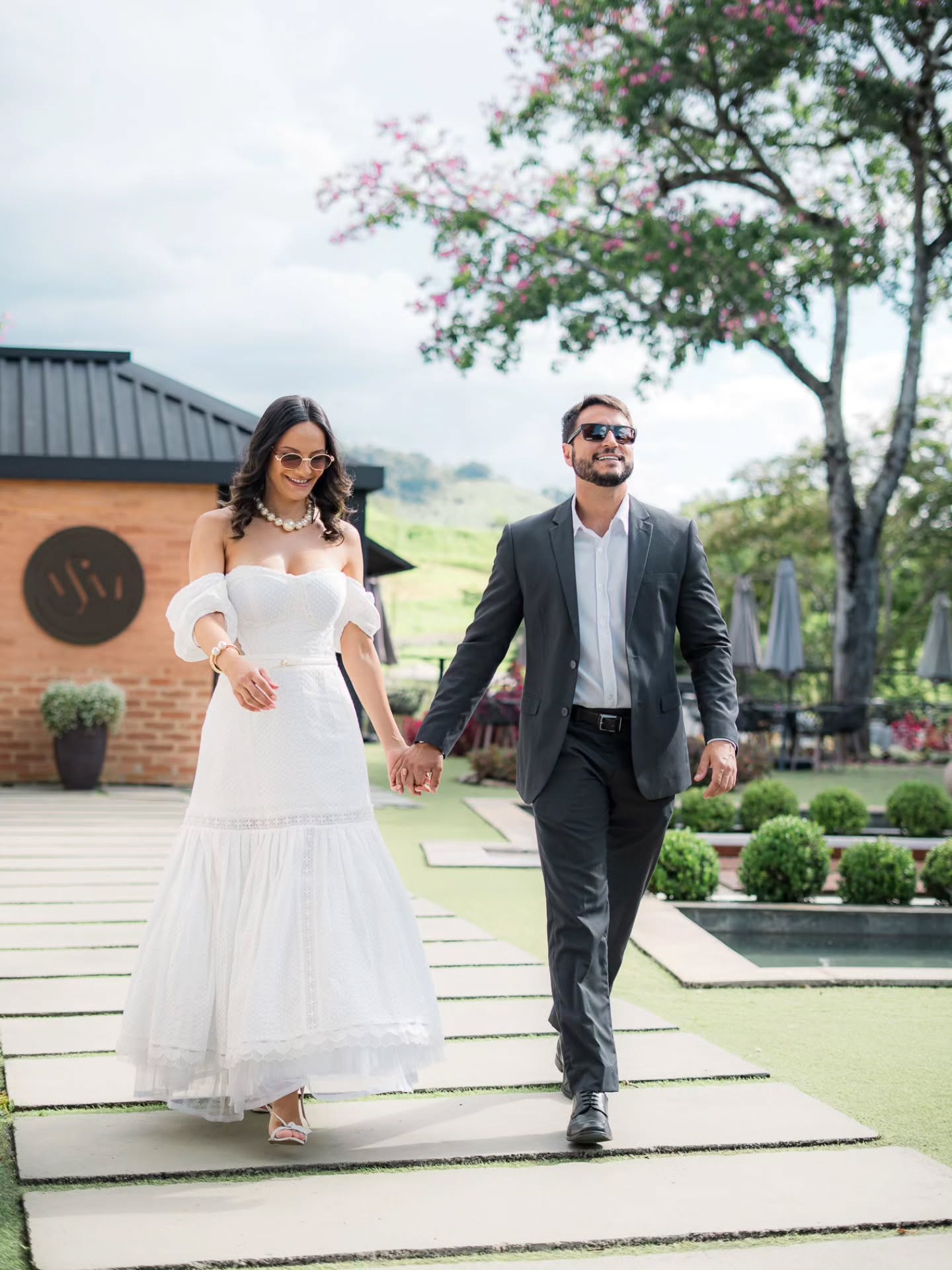 Casal celebrando seu casamento nos jardins da Villa Santa Maria